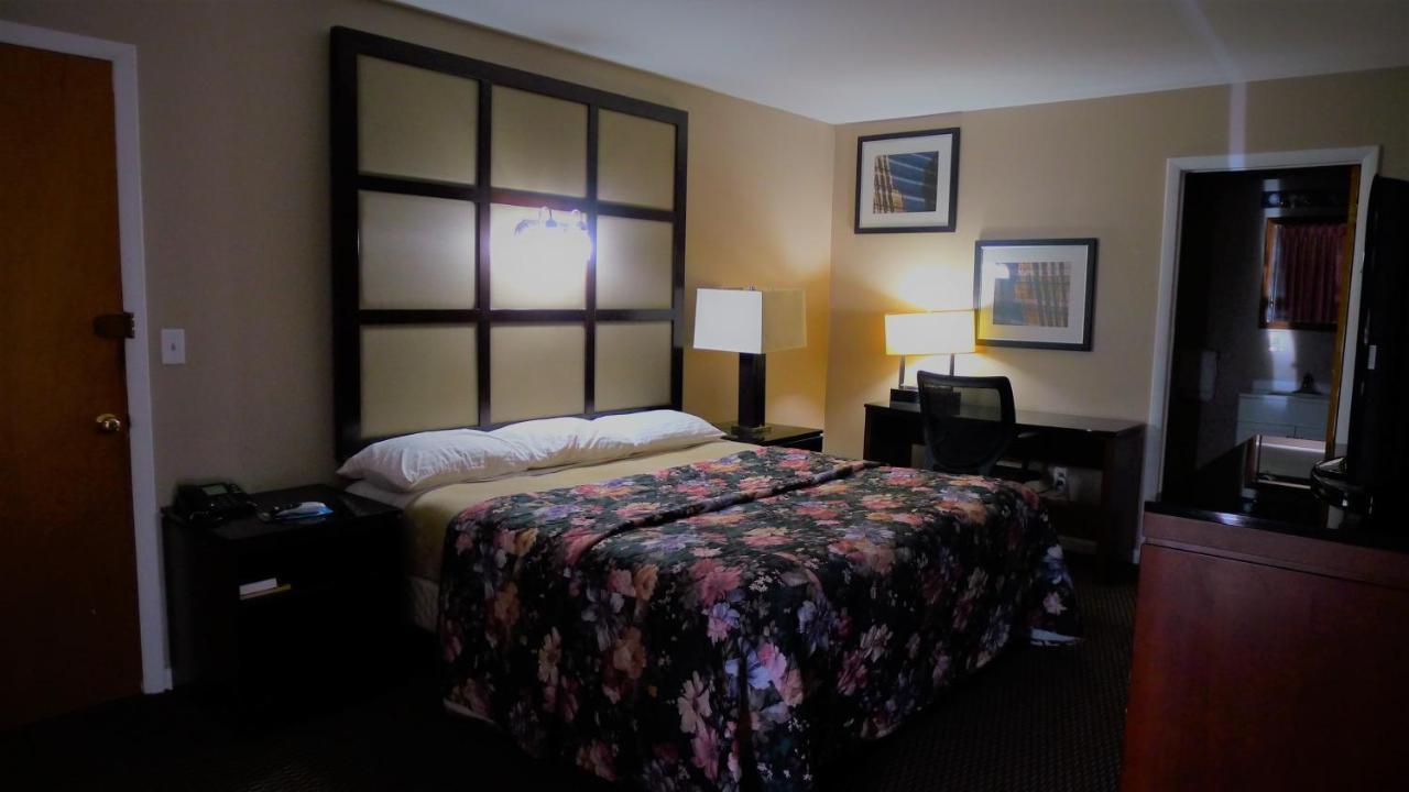 Relax Inn Watertown Exterior foto