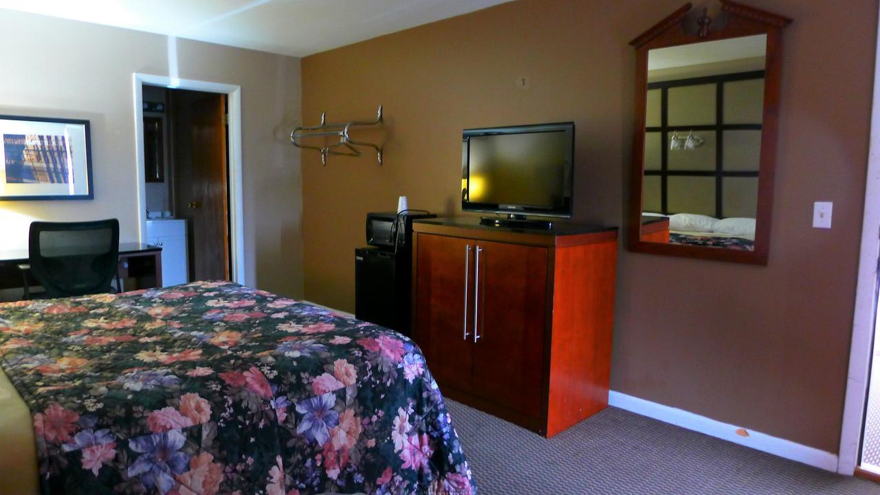 Relax Inn Watertown Exterior foto